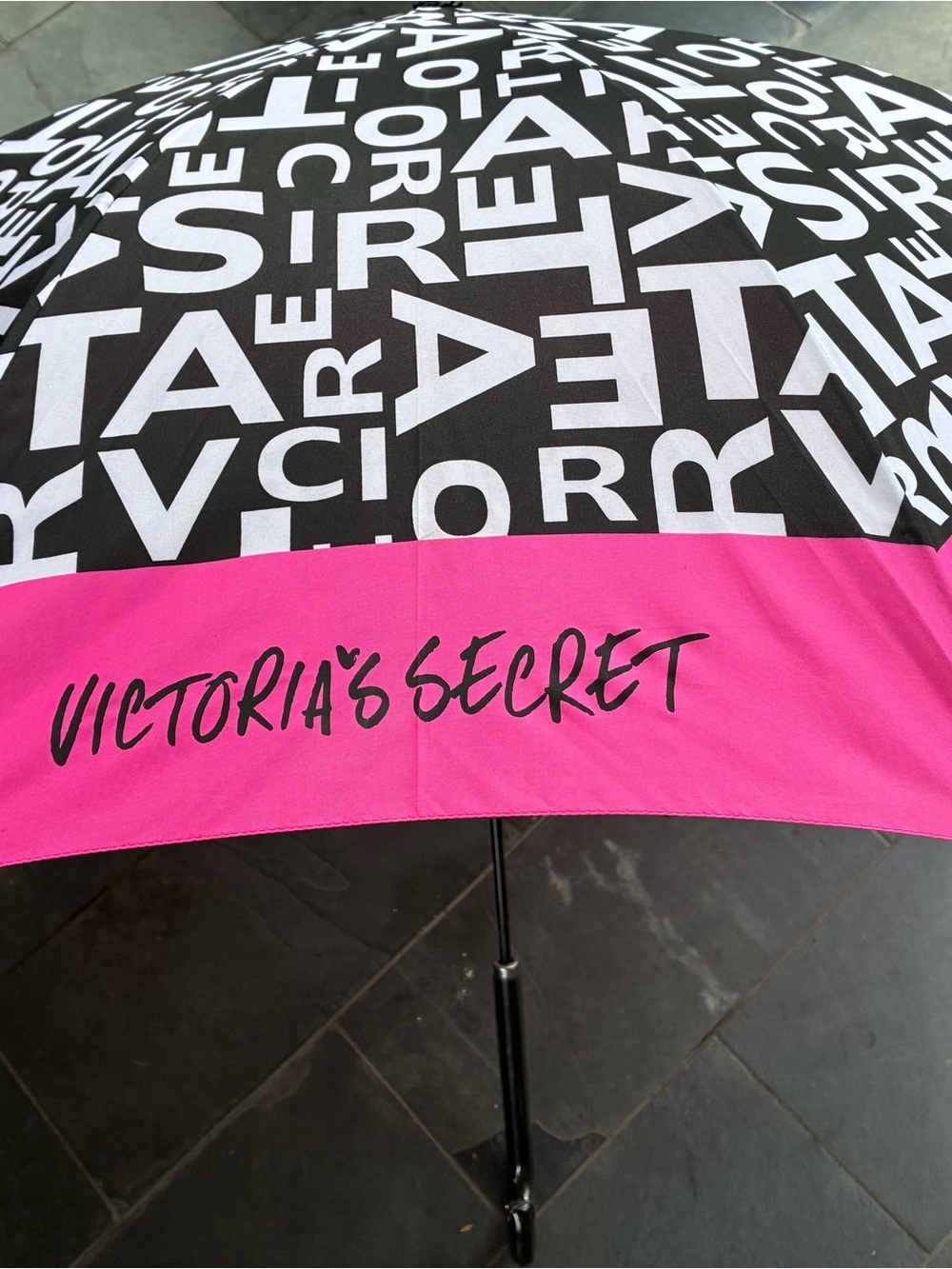 2012 Limited Edition Victoria's Secret Supermodel Black White Graffiti Umbrella